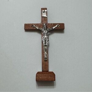 WOODEN CRUCIFIX DECOR